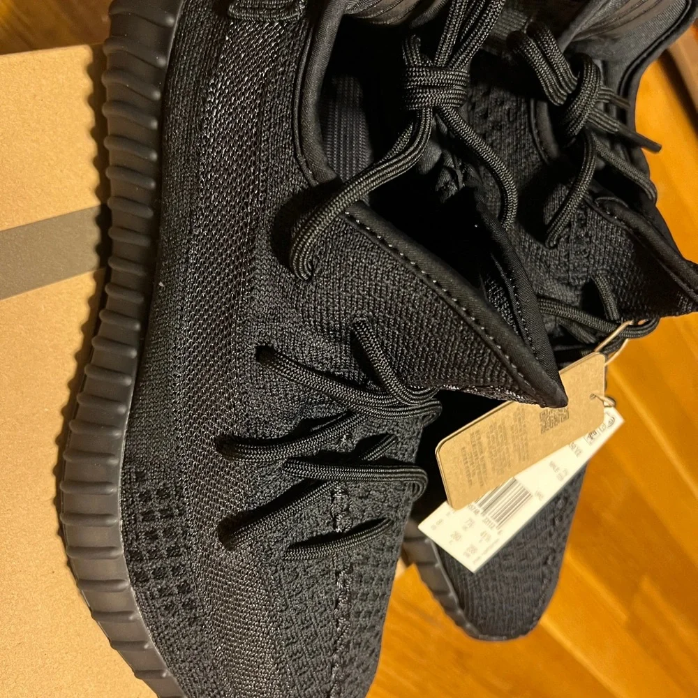 BRAND NEW YEEZY 350 V2 ADIDAS NWT - Picture 5 of 12